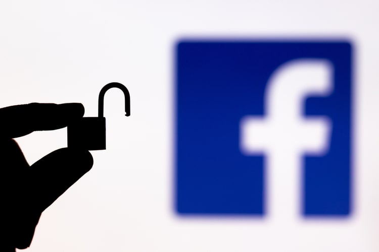 Fondo con logo de facebook y un candado abierto de frente